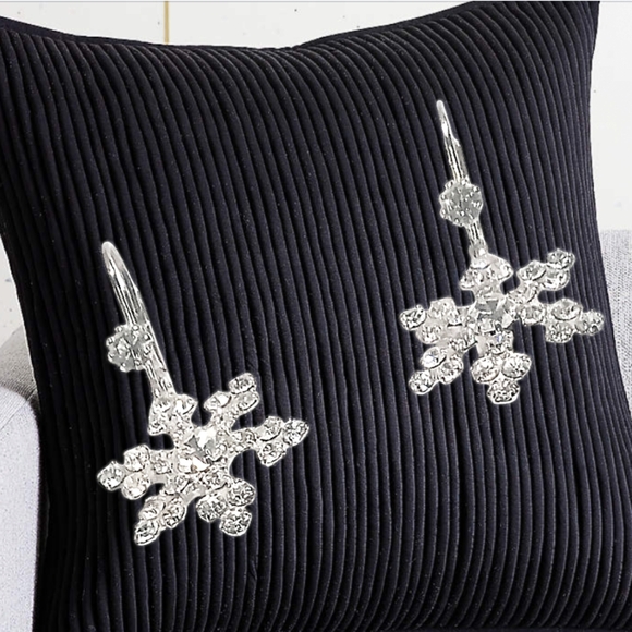 Jewelry - .🎄10/$20.  Snowflakes Rhinestones Silver Tone Earrings